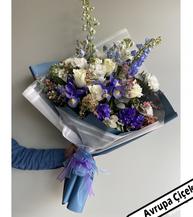 blue-and-white-flowers-bouquet