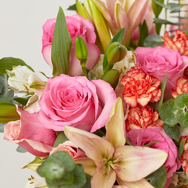 Bu buket, pembe güller ve zambakların beyaz alstroemeria ile lüks bir karışımını içerir.