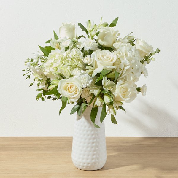 Serin esinti beyaz güller ve ortanca aranjmanı