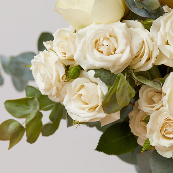 Beyaz güller ve sprey güllerden oluşan bu klasik buketle doğallığı koruyun. Çok şık!