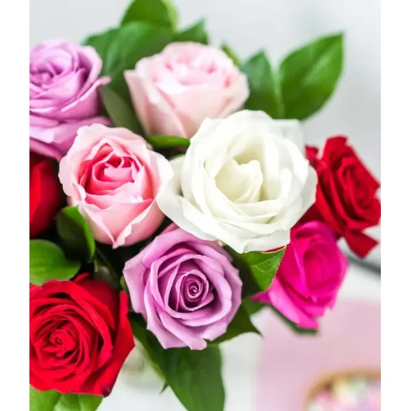 Vazoda Karışık Renkte 12 Gül Ayıcık ve Çikolata