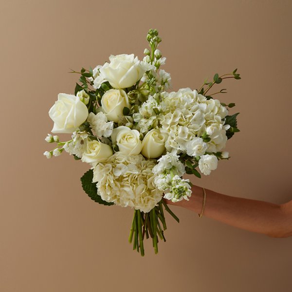 Serin esinti beyaz güller ve ortanca aranjmanı