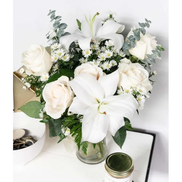 Vazoda 7 Beyaz Gül Lilyum ve Papatyalar