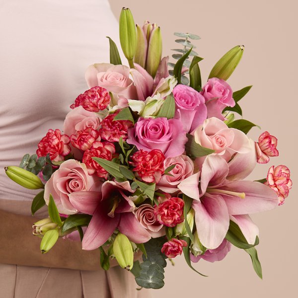 Bu buket, pembe güller ve zambakların beyaz alstroemeria ile lüks bir karışımını içerir.