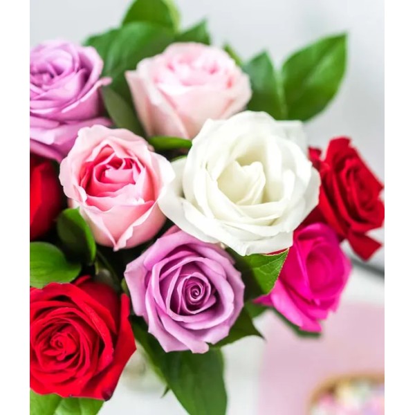 Vazoda Karışık Renkte 12 Gül