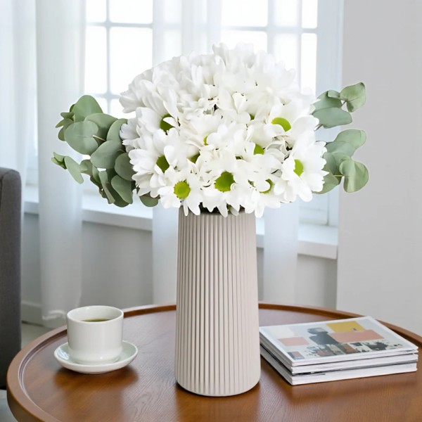 Bej Vazoda Beyaz Papatyalar